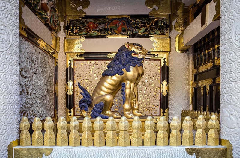Statue of a guardian lion at Tosho-gu Shinto Shrine