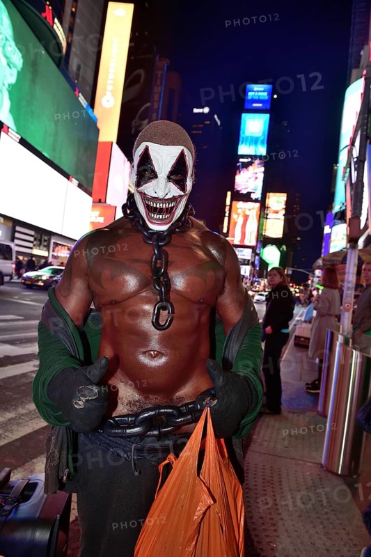 Bodybuilder gets photographed with tourists in Times Square