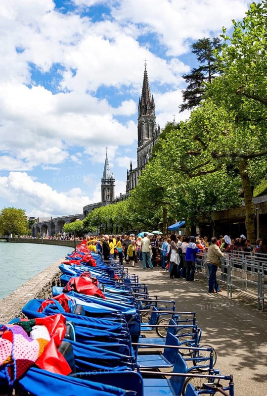 Pilgrims and wheelchairs in front of the baths