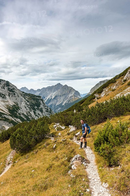 Hikers on hiking trail to the Birkkarspitze and Oedkarspitze