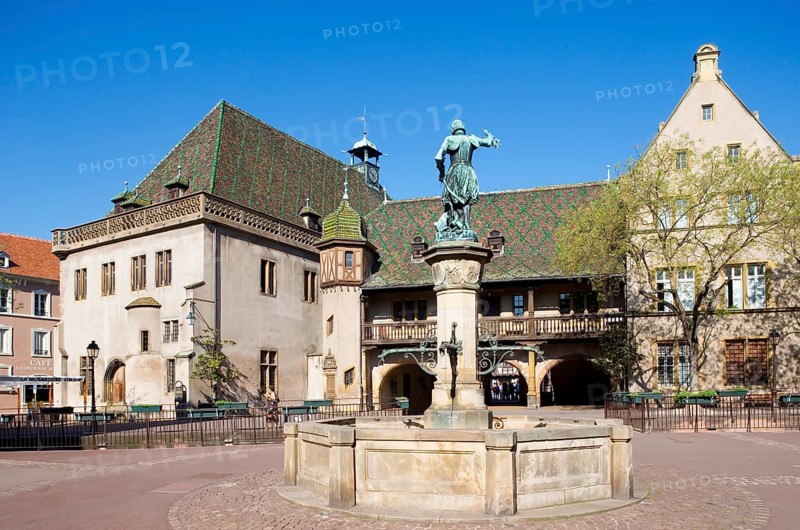 Schwendi fountain at Place de Ancienne Douane with Koifhus