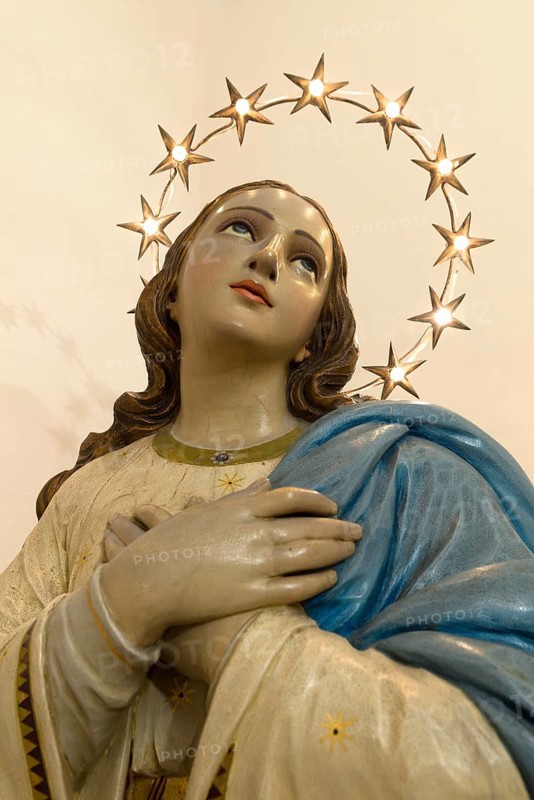 Wooden bust of St. Mary illuminated with a circle of stars