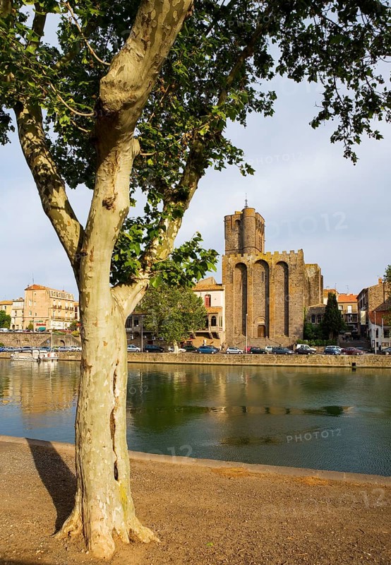Saint Etienne Cathedral on the river Herault