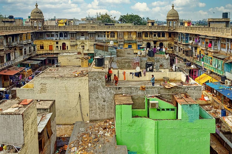 Apartments near Fatehpuri Masjid Mosque and Chandni Chowk bazaar
