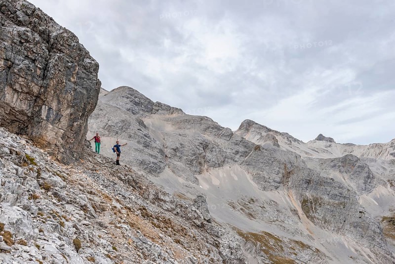 Two hikers on a hiking trail to the Birkkarspitze and Oedkarspitze
