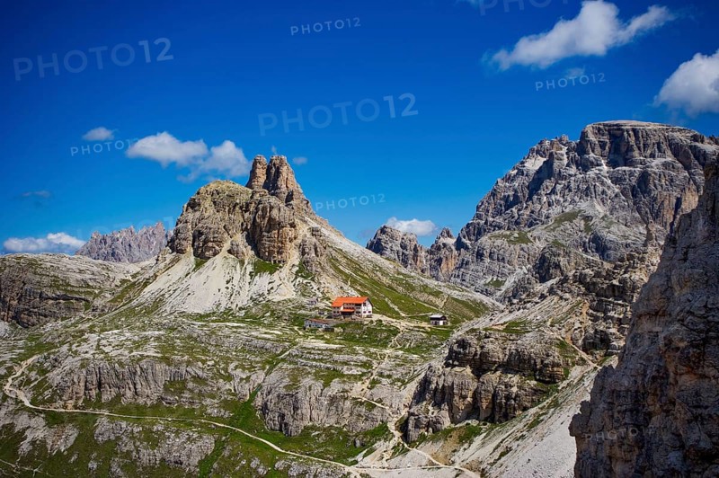View of the Drei Zinnen Hut and Toblinger Knoten
