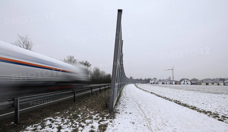 Noise barrier and road traffic