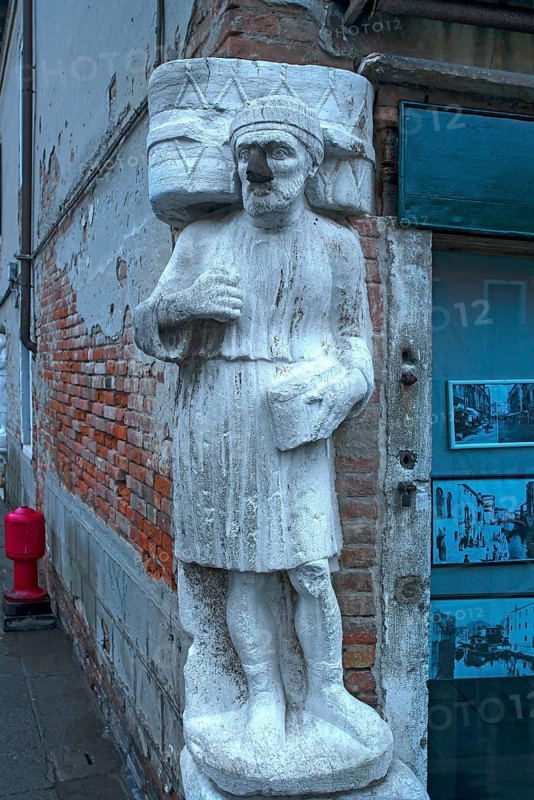 Marble statue of a merchant family from the 13/14 century