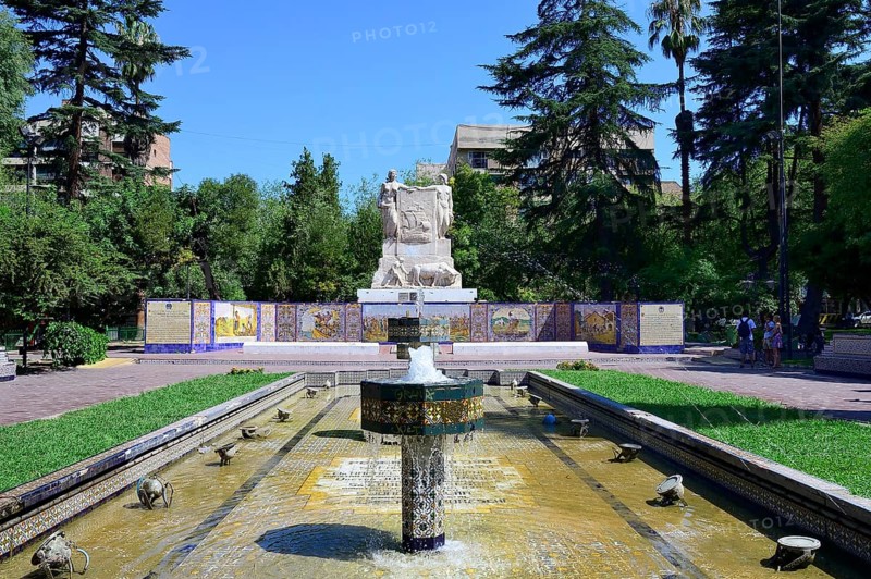 Fountain and monument to the foundation of the city in Plaza Espana