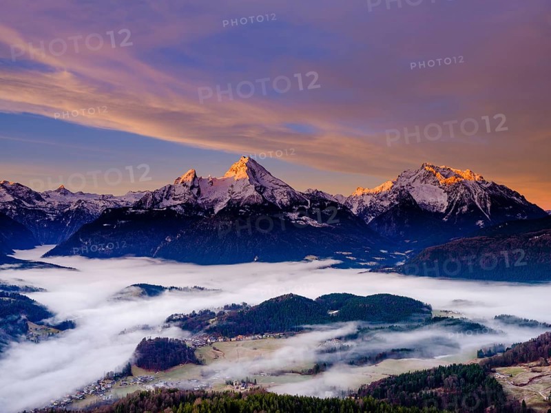 Sunrise at the peaks of the Steinernes Meer
