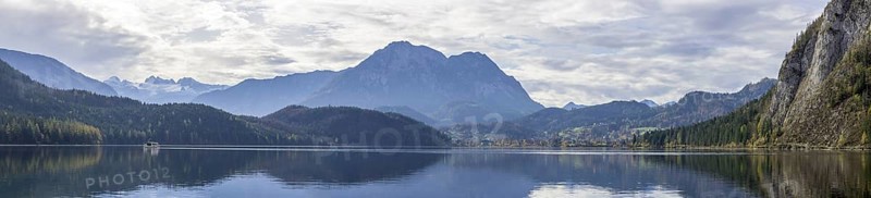 Excursion boat and view over the Altausseersee to the Dachstein