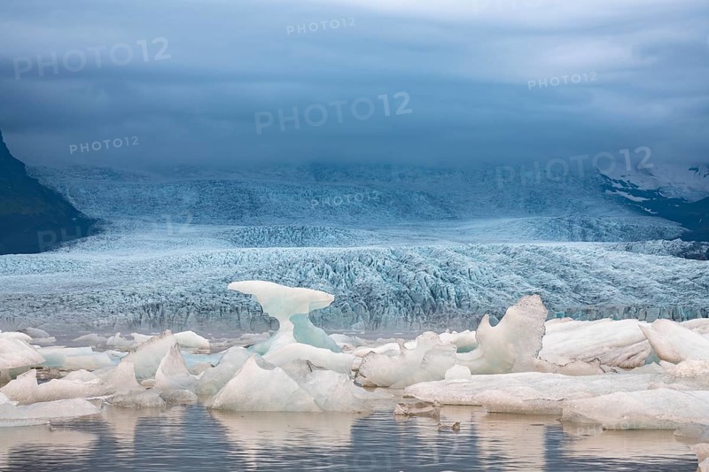 Glacial lake Fjallsarlon