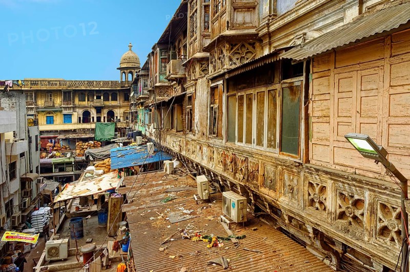Apartments near Fatehpuri Masjid Mosque and Chandni Chowk bazaar