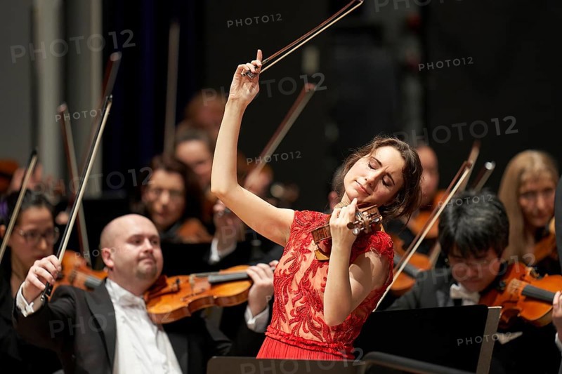 Viloin soloist Jennifer Pike performs with the State Orchestra Rheinische Philharmonie. Koblenz