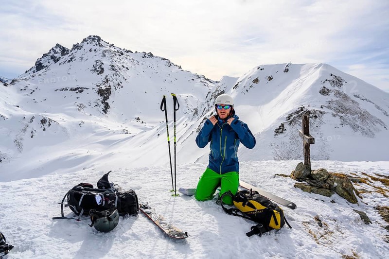Ski tourers bouncing at the summit