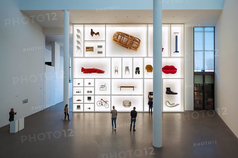 Light wall with design objects