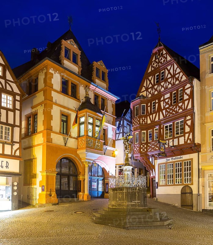 Renaissance town hall and Michaelsbrunnen