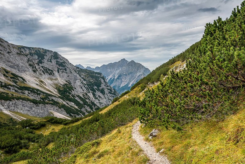 Hiking trail with views of Vogelkarspitze and Hintere Schlichtenkarspitze