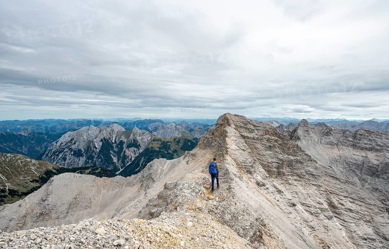 Mountaineer on the ridge of the Oedkarspitzen