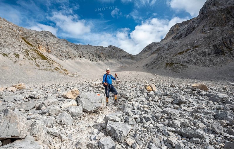 Hikers descending through the Schlauchkar from the Birkkarspitze