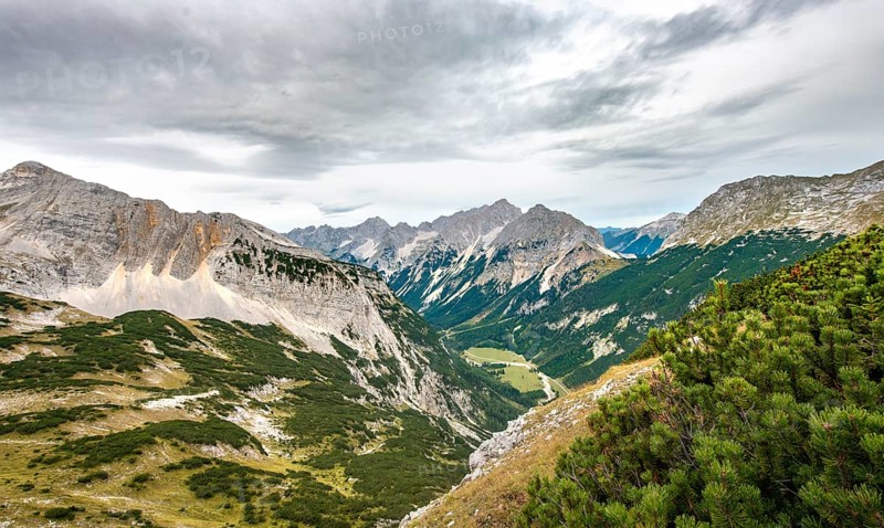 View of the Karwendel valley with Raffelspitze and Hochkarspitze