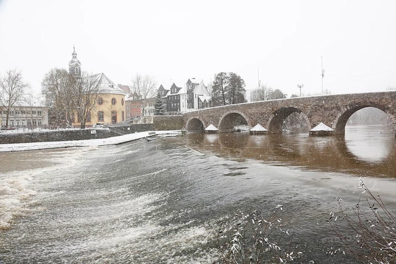 Weir at the old Lahn bridge during snowfall
