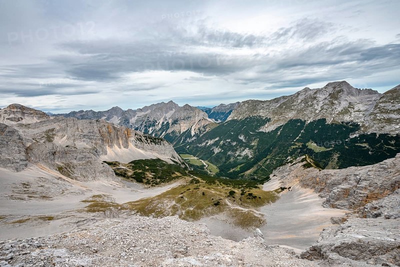 View of the Karwendel valley with the eastern Karwendel peak and Schlichtenkar peaks