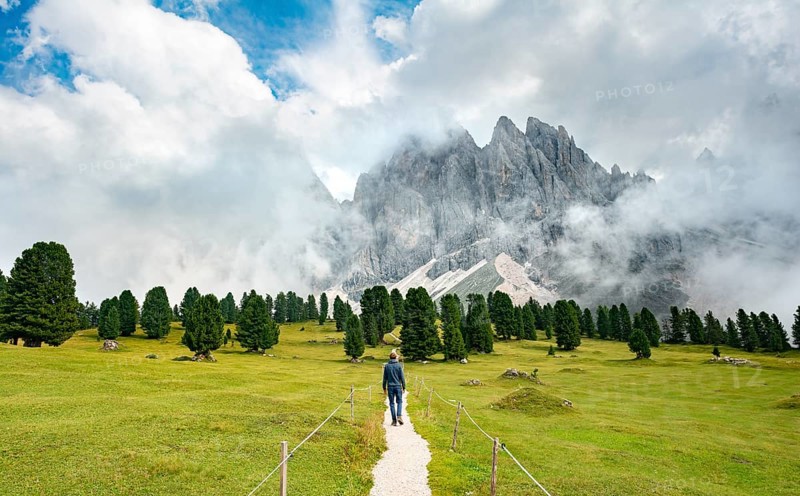 Hiker on a hiking trail at the Gschnagenhardt Alm