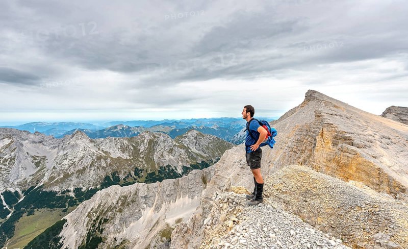 Hikers on the ridge of the Oedkar peaks