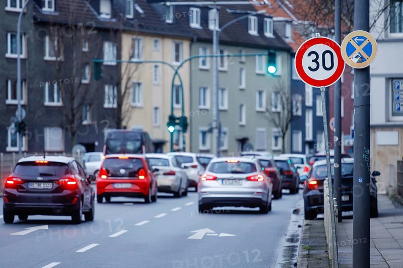 Evening rush hour traffic in the low emission zone on the B 224 Alfredstrasse in Essen Ruettenscheid