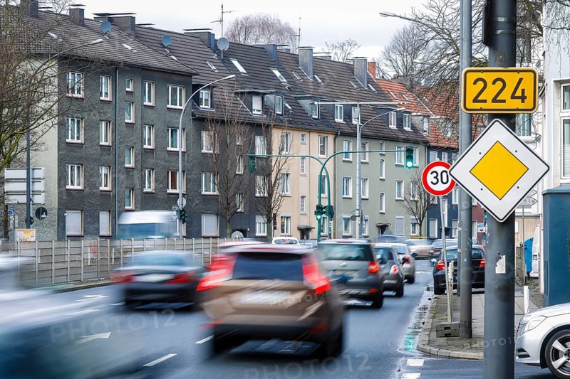 Evening rush hour traffic in the low emission zone on the B 224 Alfredstrasse in Essen Ruettenscheid