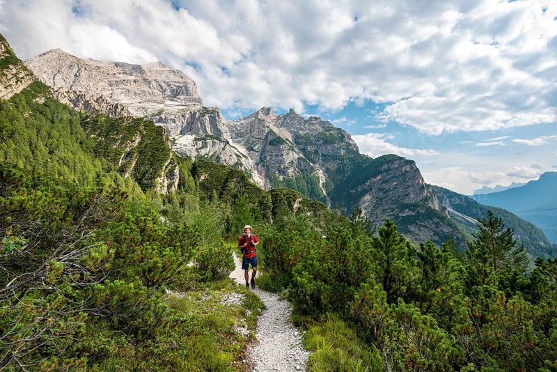 Hikers on the ascent to the Rifugio San Marco