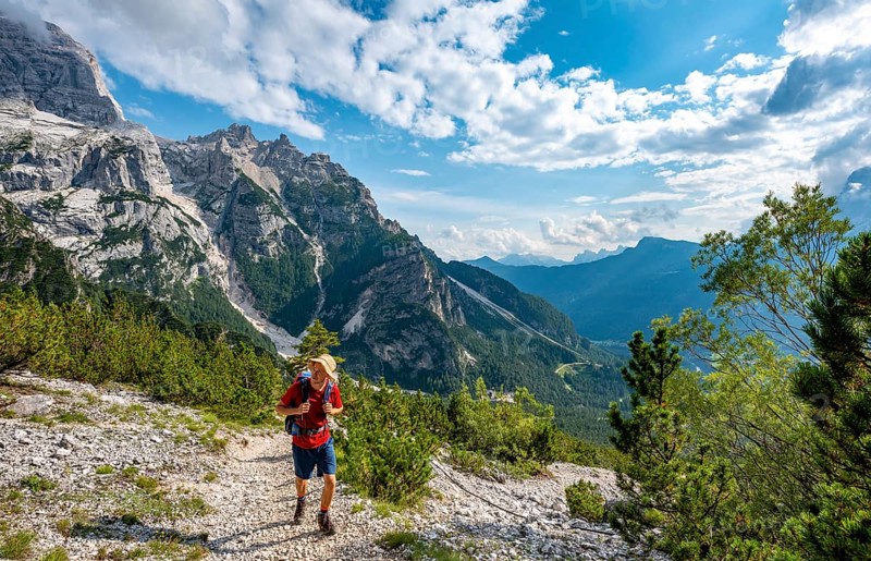 Hikers on the ascent to the Rifugio San Marco