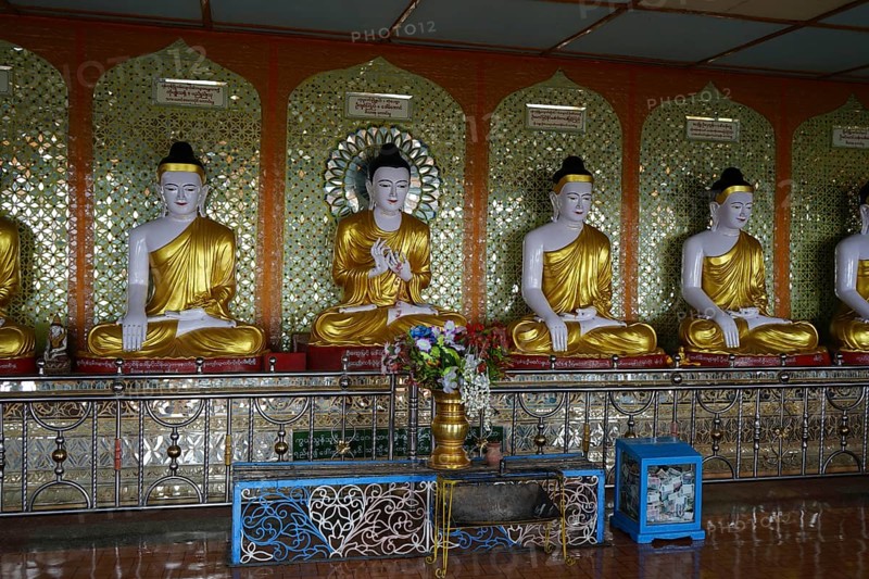Sitting Buddha statues