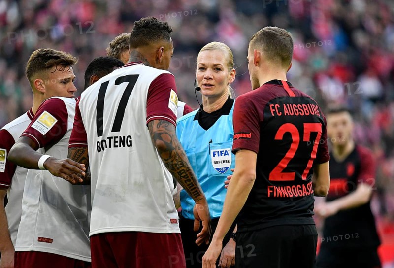 Referee Bibiana stone house in the middle of Jerome Boateng