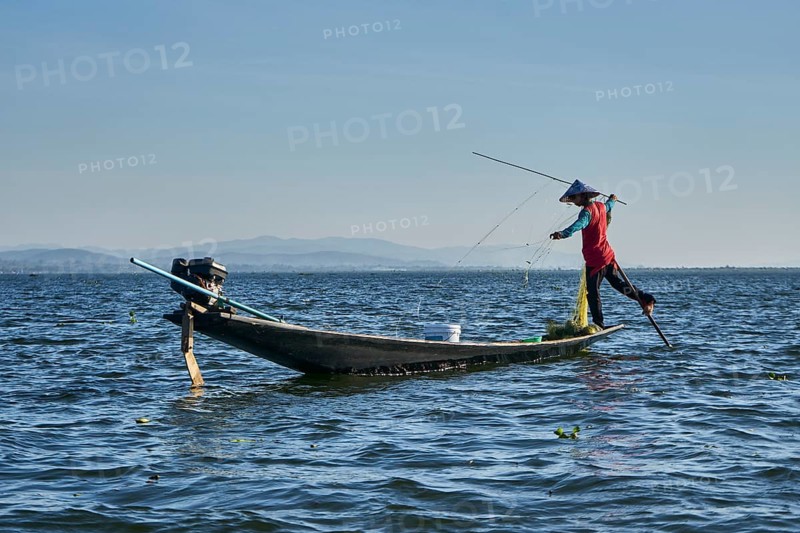 Monopod with fishing net
