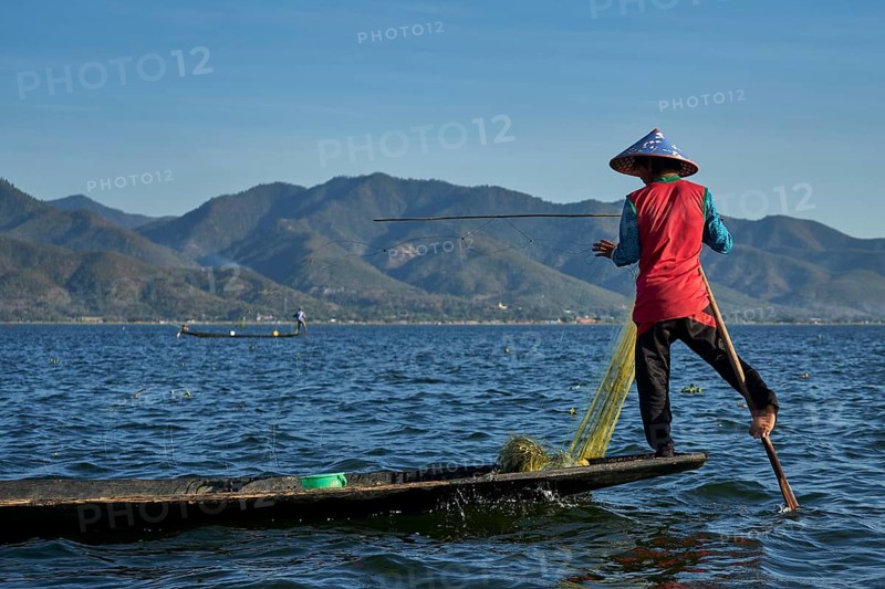 Monopod with fishing net
