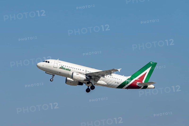 Alitalia's Airbus A319 takes off from Zurich Airport