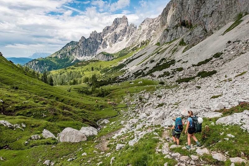 Two hikers on a marked hiking trail from the Adamekhuette to the Hofpuerglhuette