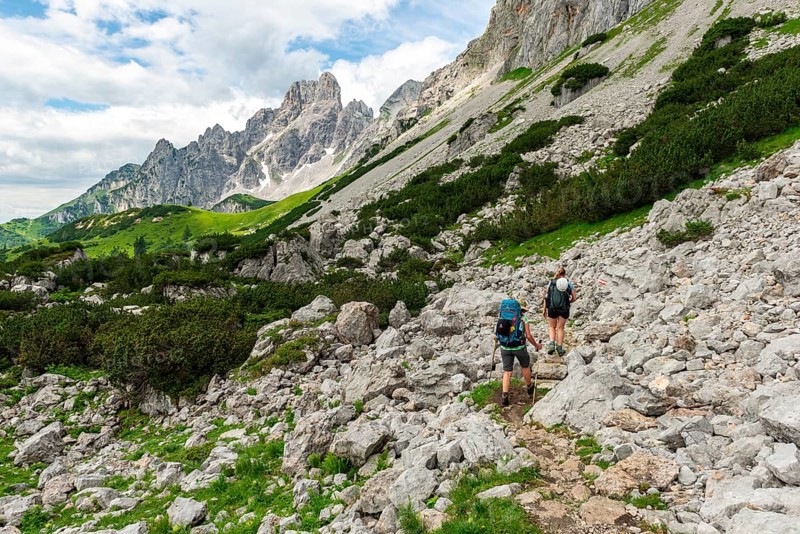 Two hikers on a marked hiking trail from the Adamekhuette to the Hofpuerglhuette