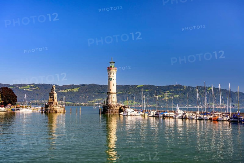 New Lindau lighthouse and the Bavarian lion in the harbour on the island