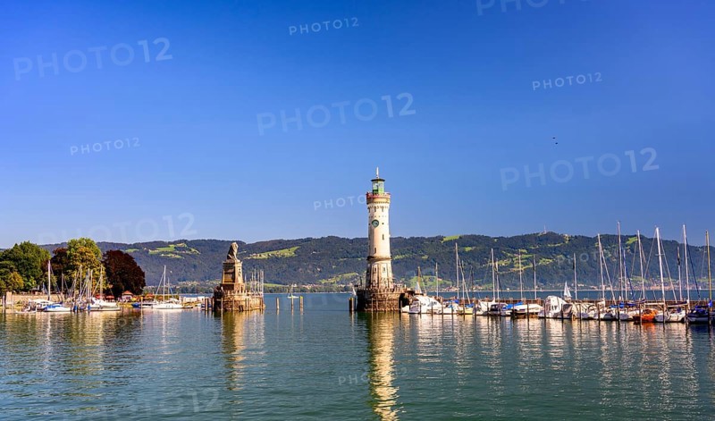 New Lindau lighthouse and Bavarian lion at the harbour entrance