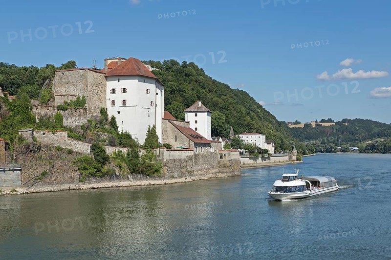 Veste Niederhaus with excursion boat on the Danube