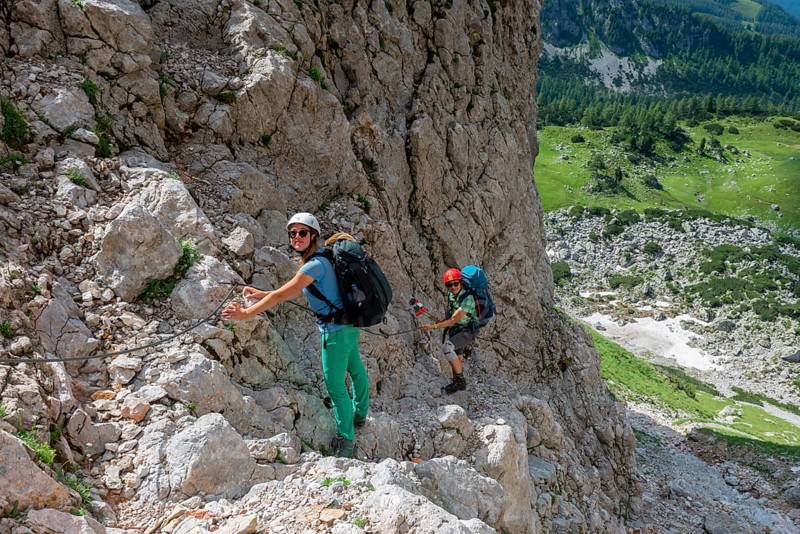 Hikers on secured hiking trail from the Adamekhuette to the Hofpuerglhuette