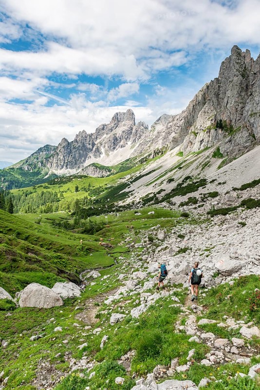 Two hikers on a marked hiking trail from the Adamekhuette to the Hofpuerglhuette
