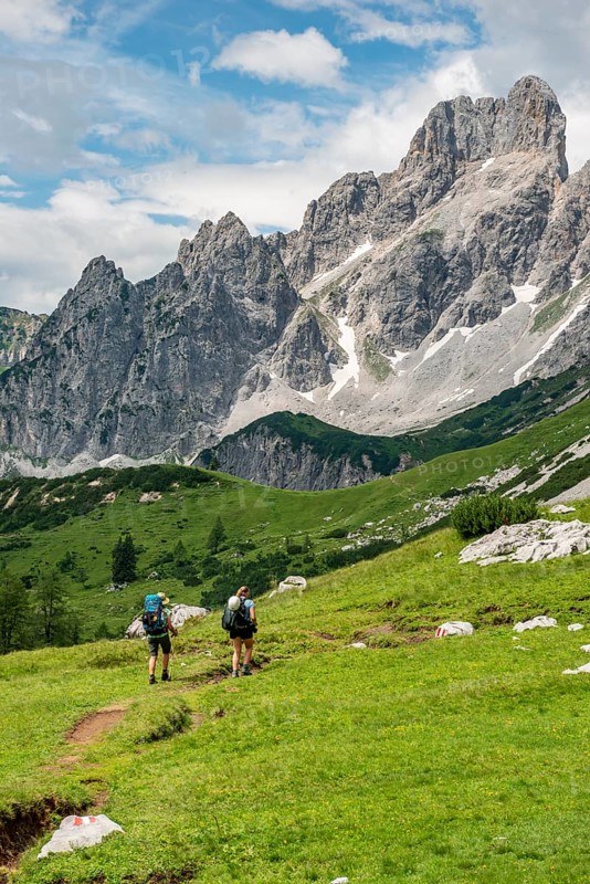 Two hikers on a marked hiking trail from the Adamekhuette to the Hofpuerglhuette