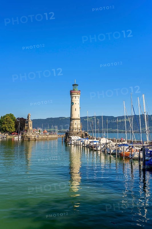 New Lindau lighthouse and Bavarian lion at the harbour entrance