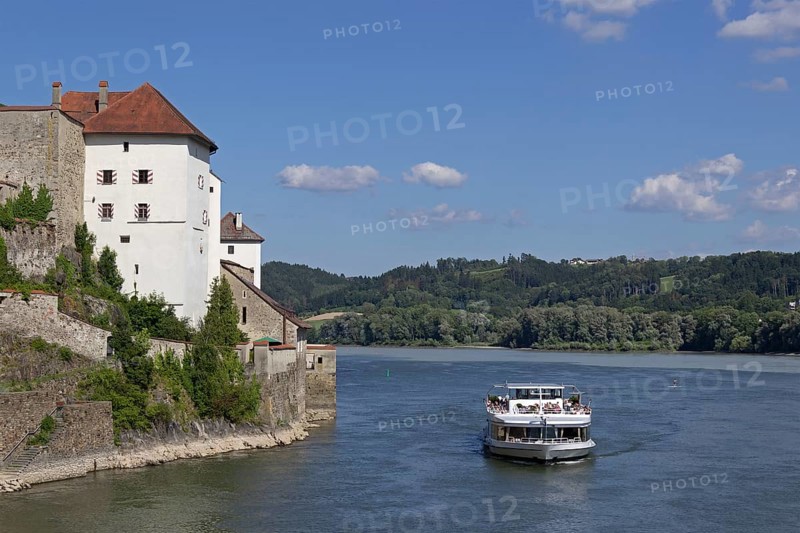 Veste Niederhaus with excursion boat on the Danube