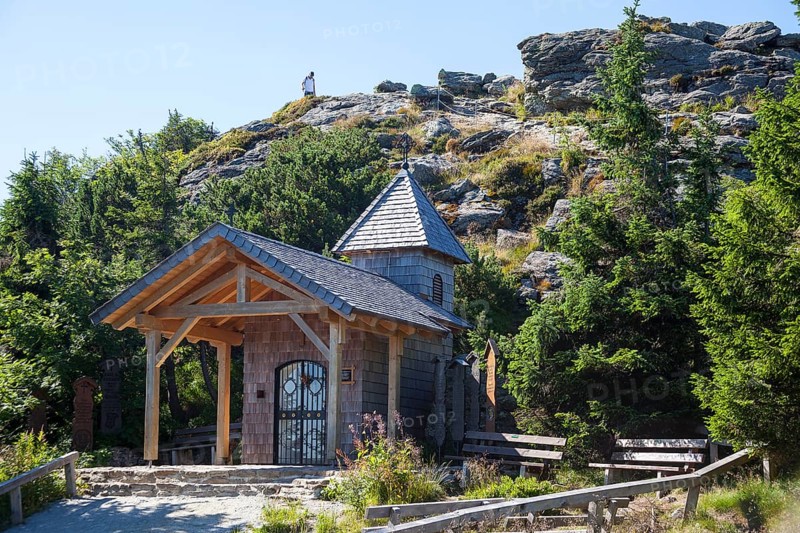 Chapel in front of rocks of the Grosser Seeriegel
