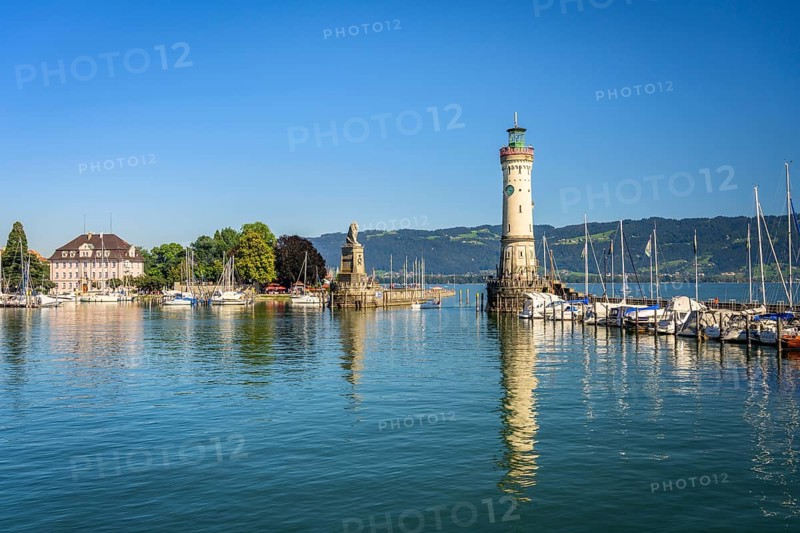 New Lindau lighthouse and Bavarian lion at the harbour entrance